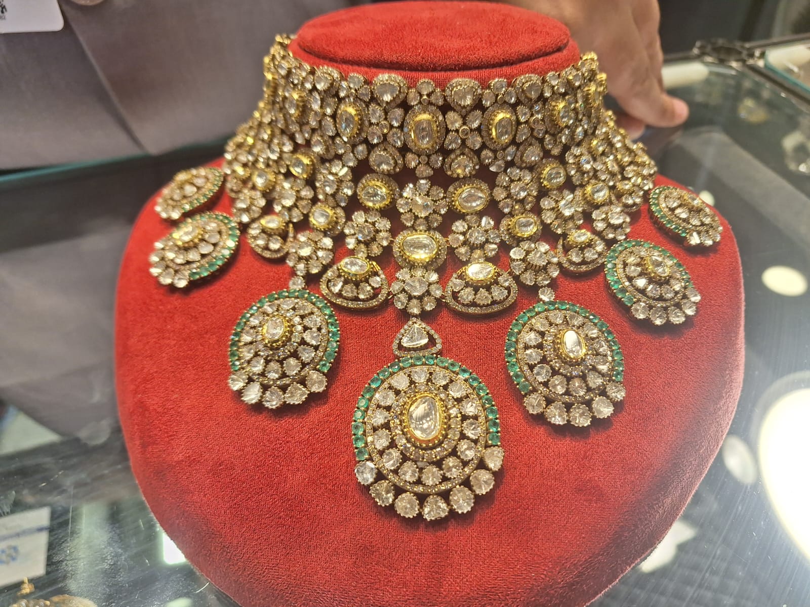 दुल्हन के लिए खास ब्राइडल ज्वेलरी भी जेजेएस में रखी गई है। इसमें हीरे से बने इस हार ने सभी का ध्यान खींचा। इसकी कीमत 40 लाख रुपए है।