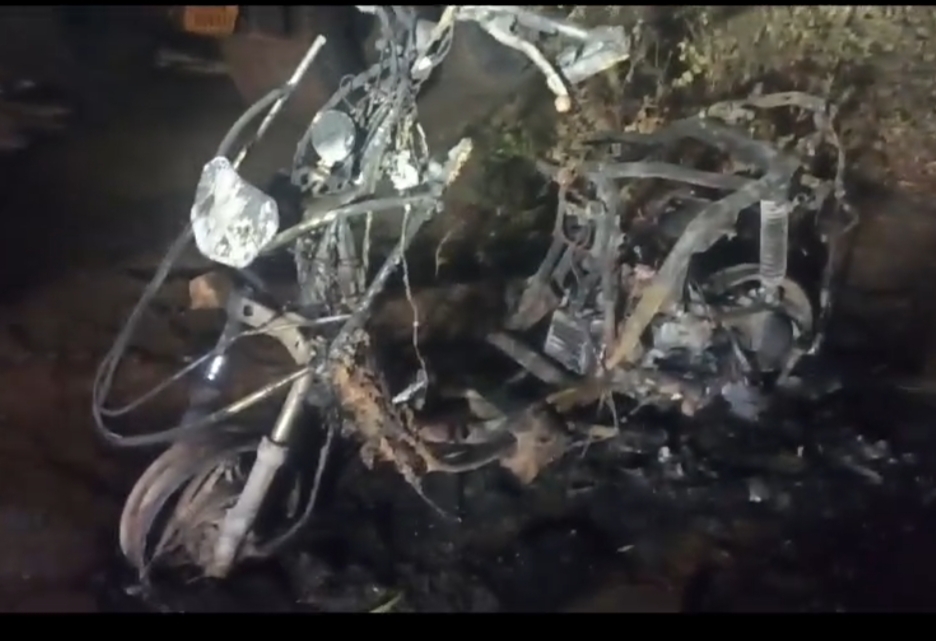 पूरी तरह से जलकर खाक हो गई स्कूटी।