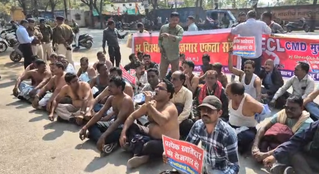 प्रबंधन के खिलाफ जमकर नारेबाजी करते हुए मांगों को पूरा करने की मांग की है।