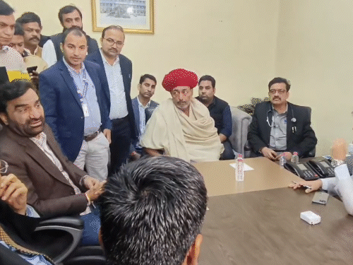 सांसद हनुमान बेनीवाल ने एसएमएस हॉस्पिटल के बर्न यूनिट को 50 लाख देने की घोषणा की।