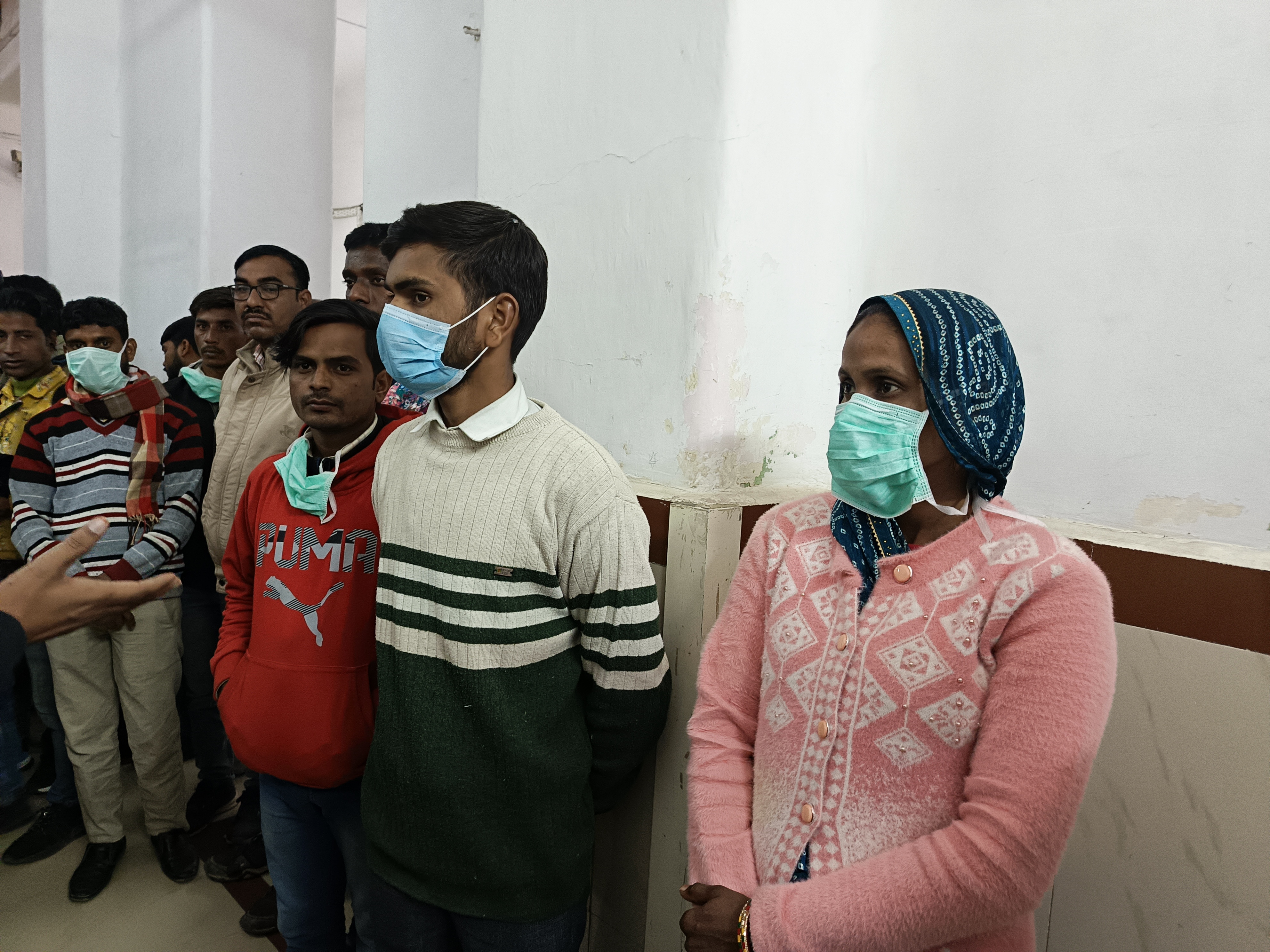 एसएमएस प्राचार्य कक्ष के बाहर मरीजों के परिजन जिनसे एक-एक करके वसुंधरा राजे ने मुलाकात कर बात की।