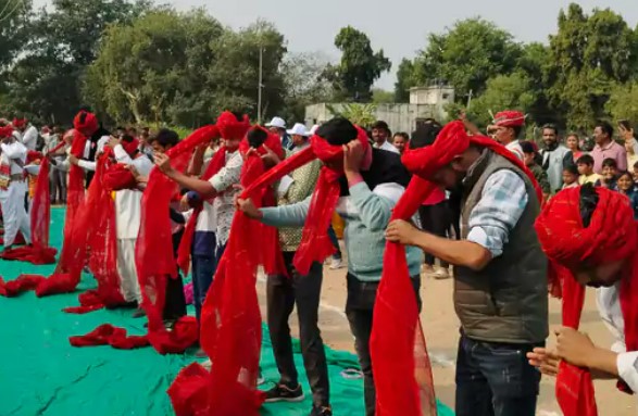 साफा बांध प्रतियोगिता में साफा बांधते हुए प्रतिभागी।