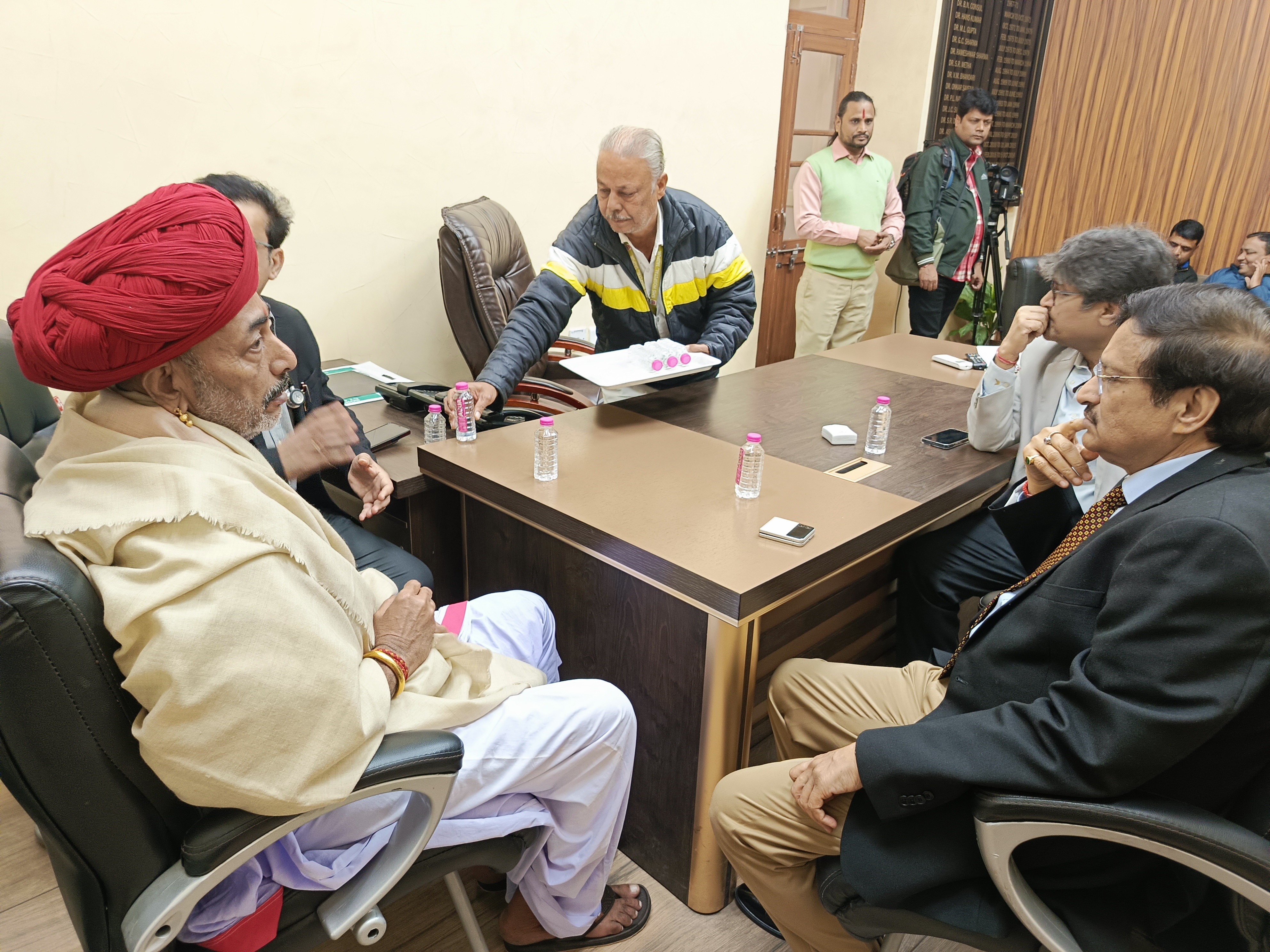 टैंकर हादसे में घायलों की कुशलक्षेम लेने राज्यमंत्री ओटाराम देवासी भी एसएमएस हॉस्पिटल पहुंचे।