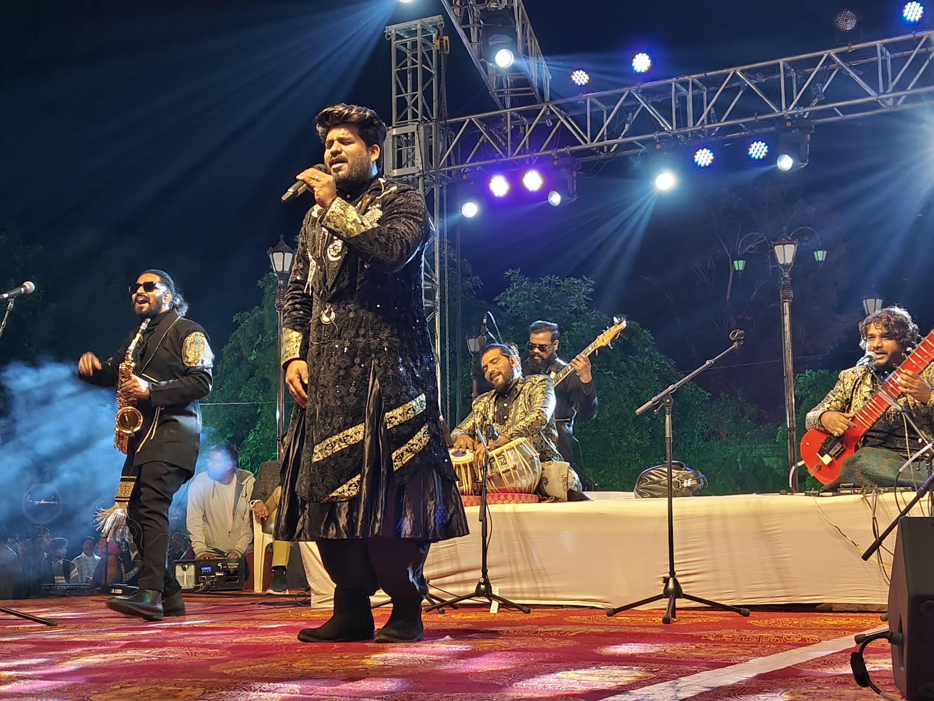 स्वराग बैंड ने राजस्थानी स्वागत गीत 'केसरिया बालम पधारो म्हारे देश' की धुन पर कार्यक्रम की शुरुआत की।