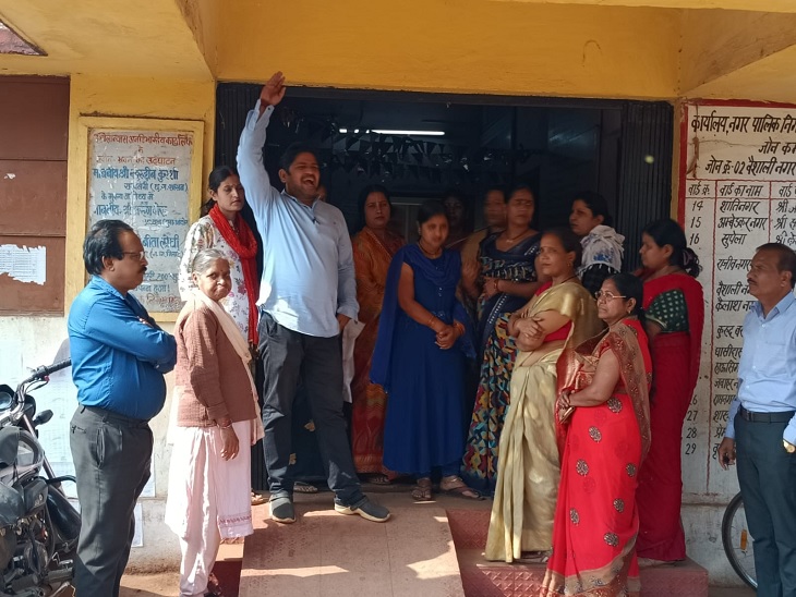 लोगों ने निगम के अधिकारियों और वार्ड पार्षद पर लगाया अनदेखी का आरोप