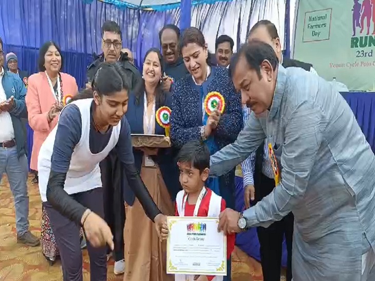 रन फॉर फार्मर में बच्चे ने लगाई दौड़ - Dainik Bhaskar