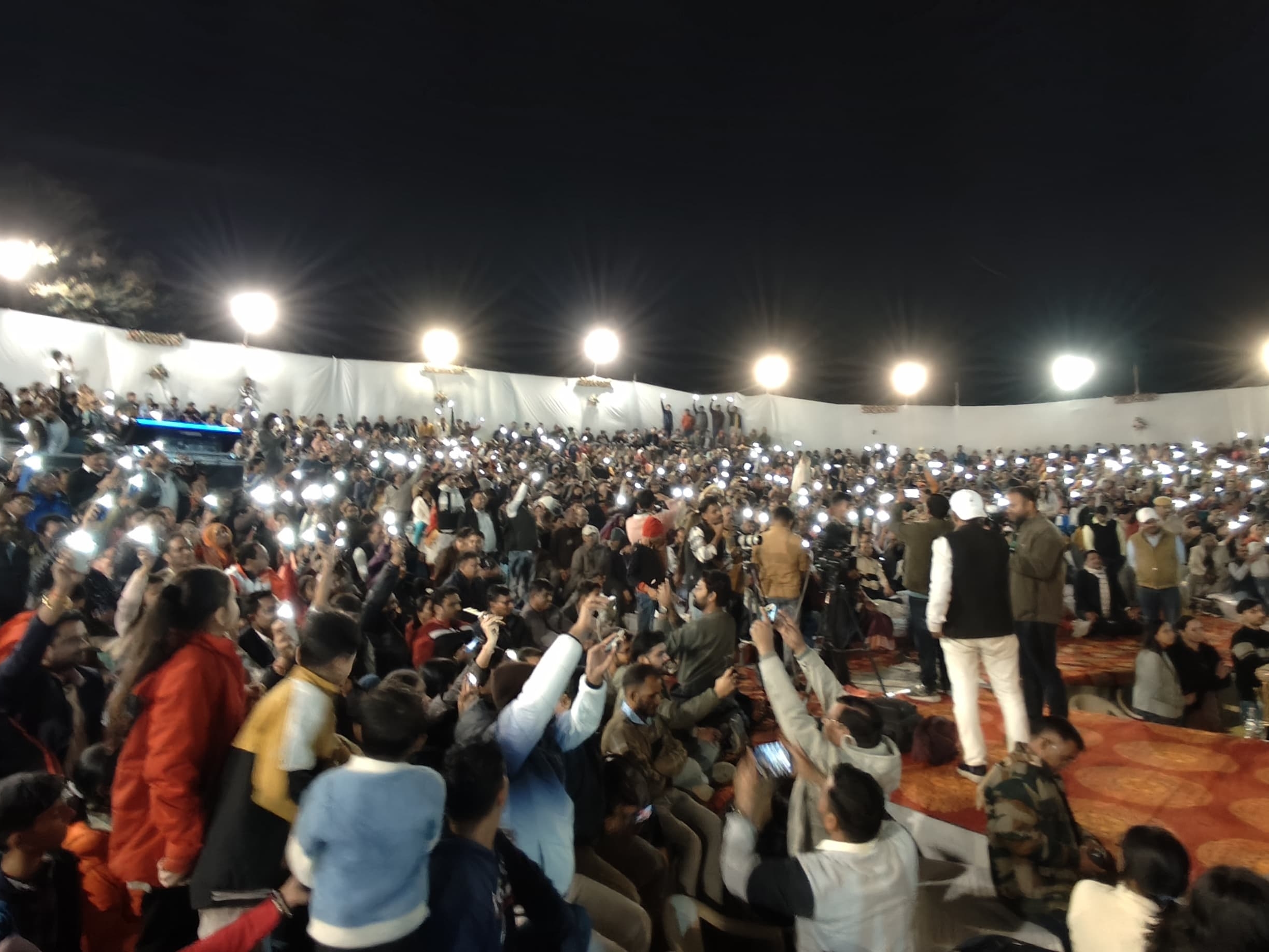 कार्यक्रम के दौरान दर्शकों ने मोबाइल टॉर्च जलाकर स्टार नाइट प्रोग्राम को सपोर्ट किया।