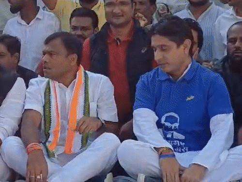 घेराव से पहले नगर निगम के पास एक जुट हुए कार्यकर्ता, यहां सभा का भी आयोजन किया गया।