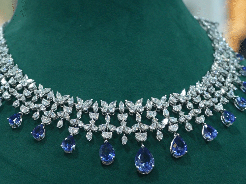 इस हार के सेट में 30 कैरेट के हीरे लगाए गए हैं, जिसे बनाने में 45 दिन का समय लगा। जो 42 लाख रुपए का है।