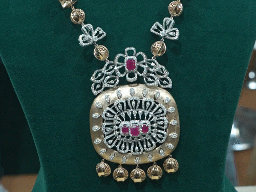 गुलाबी रंग का ये रानी हार 90 ग्राम सोने से तैयार किया गया है। साथ ही इसमें हीरे लगाए गए हैं।