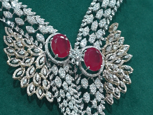 तितली की तरह डिजाइन किया गया हार। साथ ही इसे 29 कैरेट के रूबी से सजाया गया है।