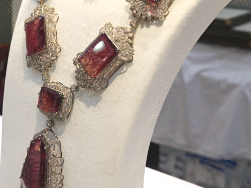 इस रोजी रेडियंस नेकलेस को ढाई साल की मेहनत के बाद 3.50 करोड़ रुपए में तैयार किया गया है।इसे बनाने में रूबी, डायमंड और सोने का इस्तेमाल हुआ है।