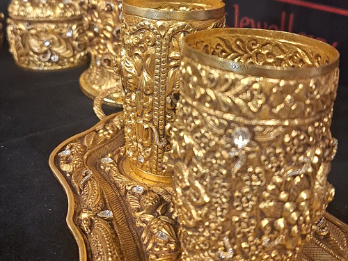गोल्ड प्लेटेड चांदी के बर्तन। ये सेट मुगल कालीन नक्काशी से प्रेरित है।