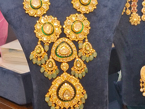 पन्ना और मोतियों से सजा ये ज्वेलरी सेट जयपुर की सांस्कृतिक धरोहर को पदर्शित करता है।। इसकी कीमत 20 लाख रुपए है।