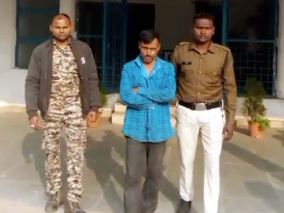 तलवार नुमा हथियार लहराकर डरा था, आरोपी को पुलिस ने गिरफ्तार किया - Dainik Bhaskar