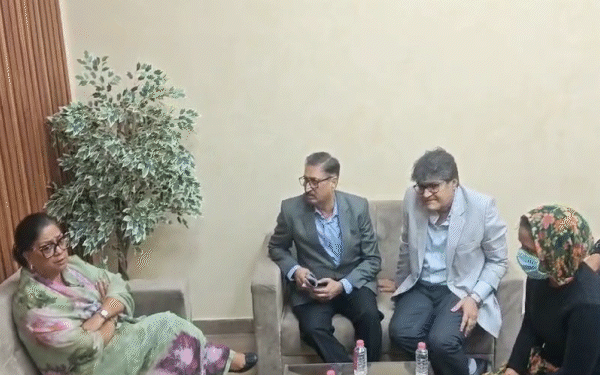 वसुंधरा राजे मरीज के परिजन से बात करती नजर आईं, जहां अटेंडेट जानकारी देते हुए भावुक हो गई।