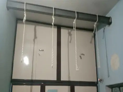 पुलिस दरवाजा तोड़कर घर में घुसी तो इन्हीं चार फंदों पर मां-बाप और दोनों बेटियों के शव लटके हुए थे।