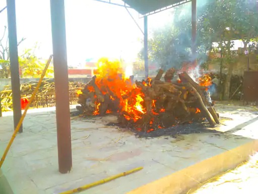 एक चिता पर पति-पत्नी और दूसरी चिता पर दोनों बेटियों का अंतिम संस्कार किया गया।