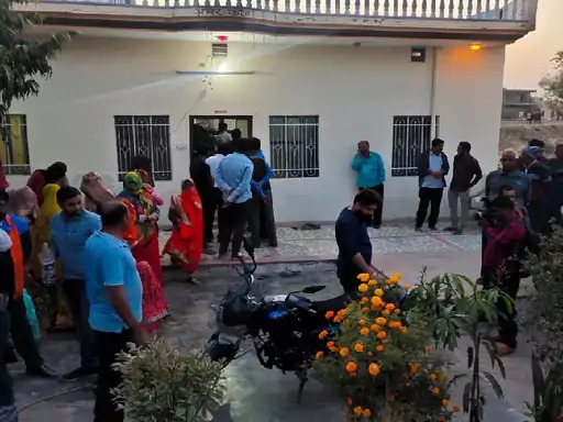 सामूहिक सुसाइड की सूचना मिलने के बाद हनुमान के घर के बाहर भीड़ जमा हो गई थी। किसी को विश्वास नहीं हो रहा था कि हंसता-खेलता परिवार इस तरह जान दे सकता है।