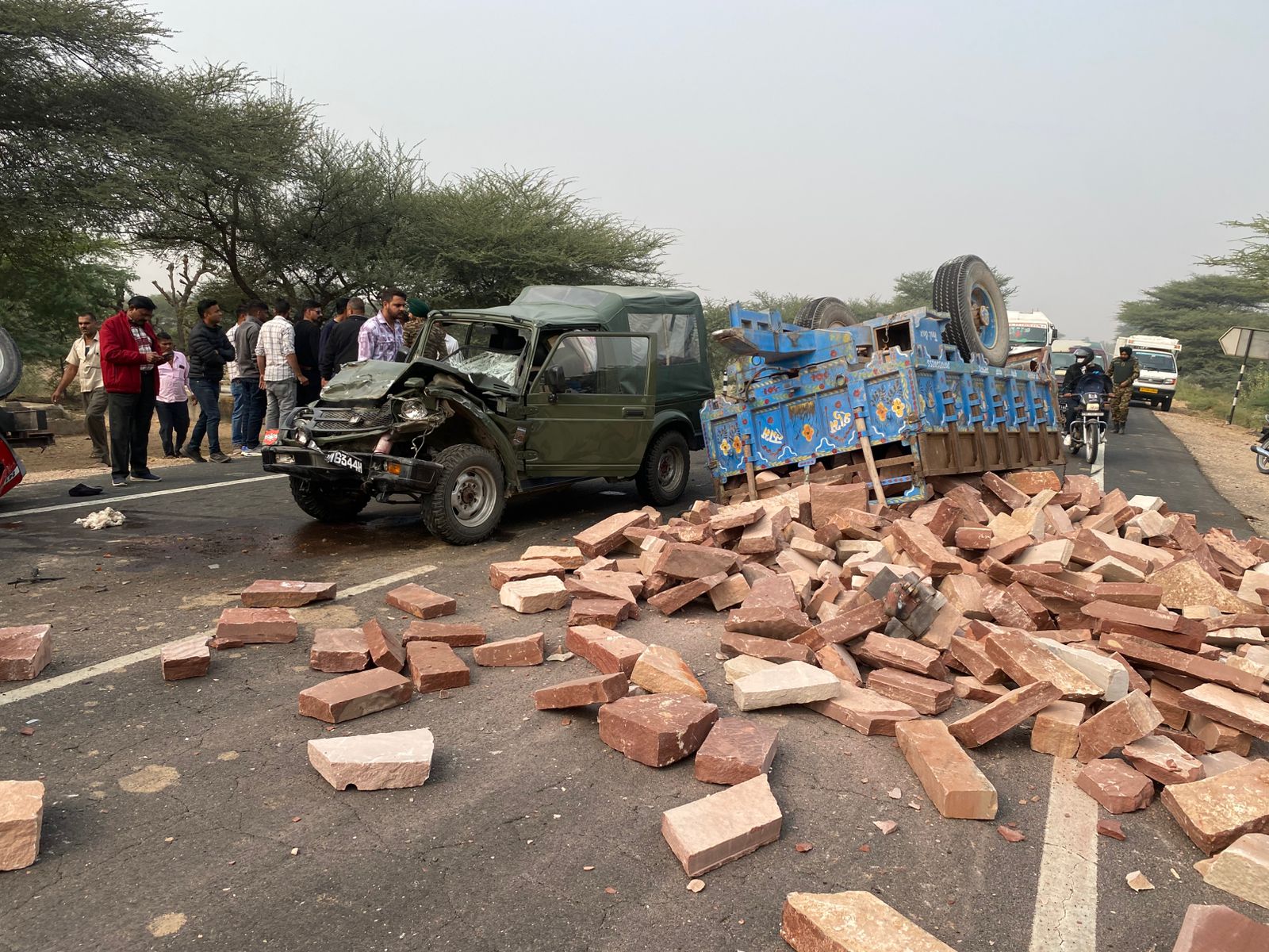टक्कर इतनी जोरदार थी कि सेना की जिप्सी का बोनट डैमेज हो गया। साथ ही कांच भी टूट गए।