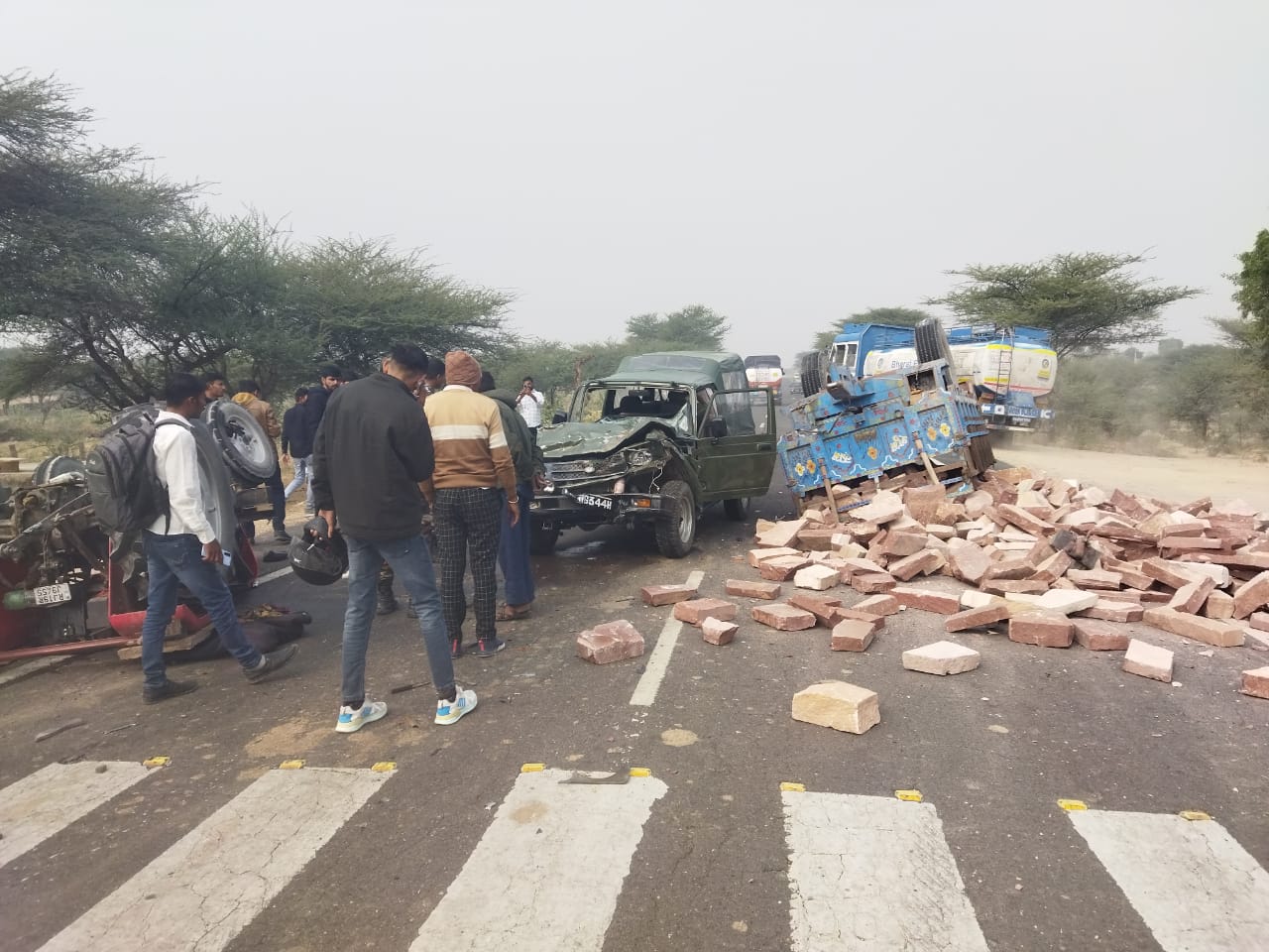 तस्वीर हादसे के बाद की है, गनीमत रही कि समय रहते सेना के जवानों और ट्रैक्टर ड्राइवर को रेस्क्यू कर जोधपुर रेफर कर दिया गया।