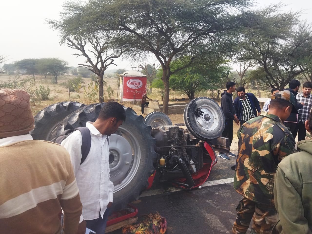 ट्रॉली को ट्रैक्टर से जॉइंट करने वाला हुक टूट जाने से ट्रेक्टर झटके से अलग हो गया था। ऐसे में ड्राइवर उछलकर गिरा और ट्रैक्टर भी पलट गया।