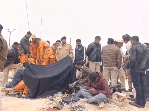 सोमवार सुबह करीब 11:30 बजे चेतना के बाहर निकलने की उम्मीद थी, लेकिन कैमरे में वो दिख नहीं रही थी। इसलिए रेस्क्यू रोक दिया गया।
