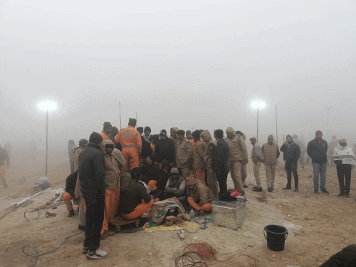 मंगलवार सुबह भी हादसा स्थल पर बड़ी संख्या में ग्रामीण जुटे रहे। कड़ाके की सर्दी के बाद भी यहां पर भीड़ बढ़ती जा रही है।