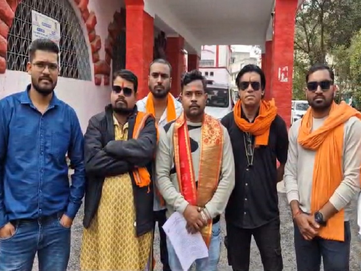 छग बजरंग दल के कार्यकर्ता पहुंचे कलेक्टर से शिकायत करने । - Dainik Bhaskar