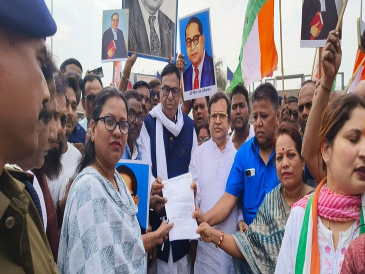 राष्ट्रपति के नाम ज्ञापन सौंपते हुए