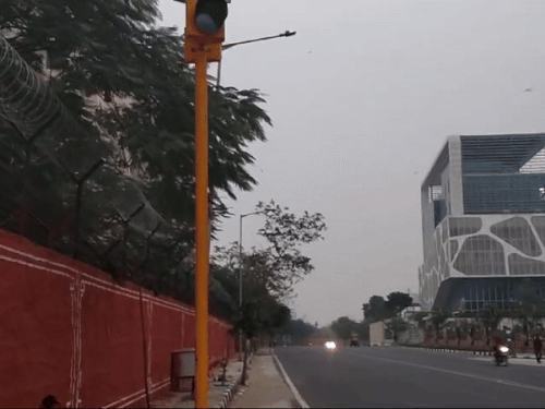 जयपुर शहर में मंगलवार सुबह हल्की धुंध छाई रही। हल्के बादल छाए हैं और हवा चल रही है।