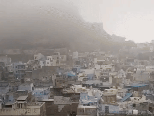 जोधपुर शहर भी धुंध में लिपटा नजर आया। सुबह का न्यूनतम तापमान 12 डिग्री सेल्सियस दर्ज किया गया।