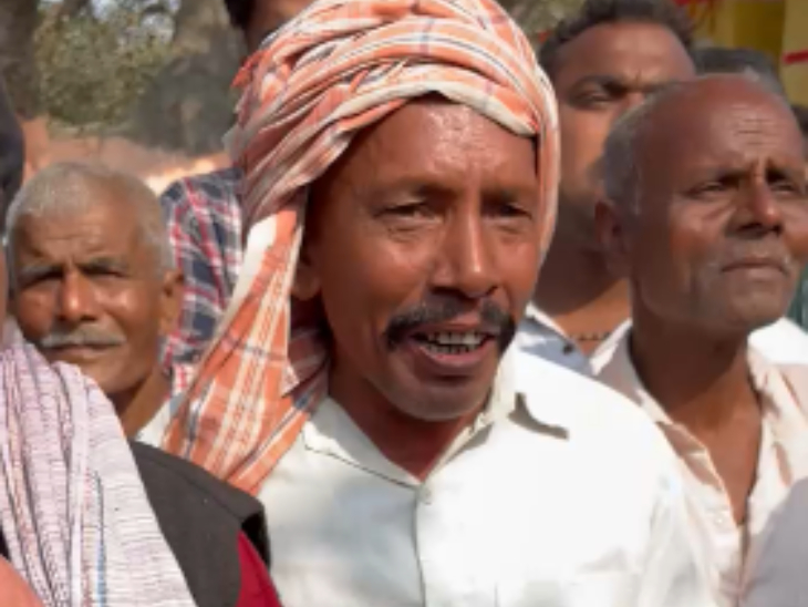 ग्रामीण धूप में खड़े होकर सीएम का कर रहे थे इंतजार, नहीं मिलने देने पर हुए नाराज।