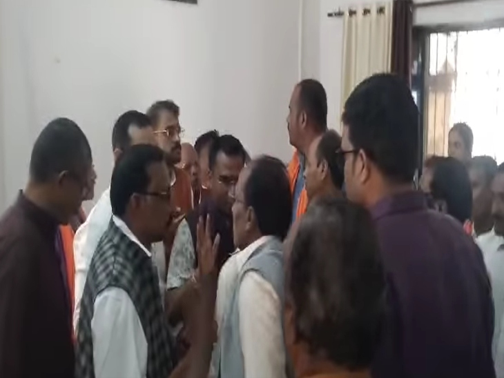 फिंगेश्वर में मंडल अध्यक्ष की नियुक्ति को लेकर विवाद।