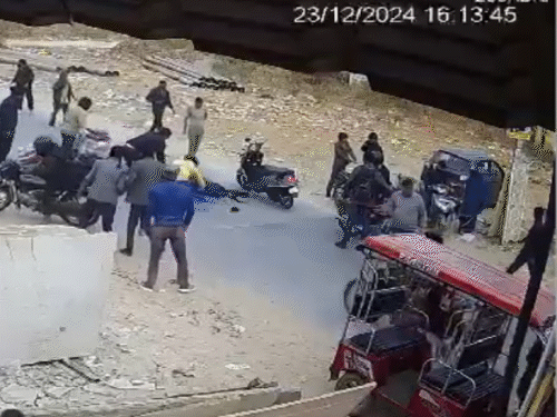 मौके पर मौजूद लोगों ने घायल छात्राओं को साइड किया।