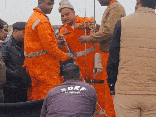 एक और कैमरे को बोरवेल में डालने से पहले रेस्क्यू टीम ने उसकी टेस्टिंग की। मिट्‌टी के कारण विजन ब्लॉक न हो इसका ध्यान रखा जा रहा है।