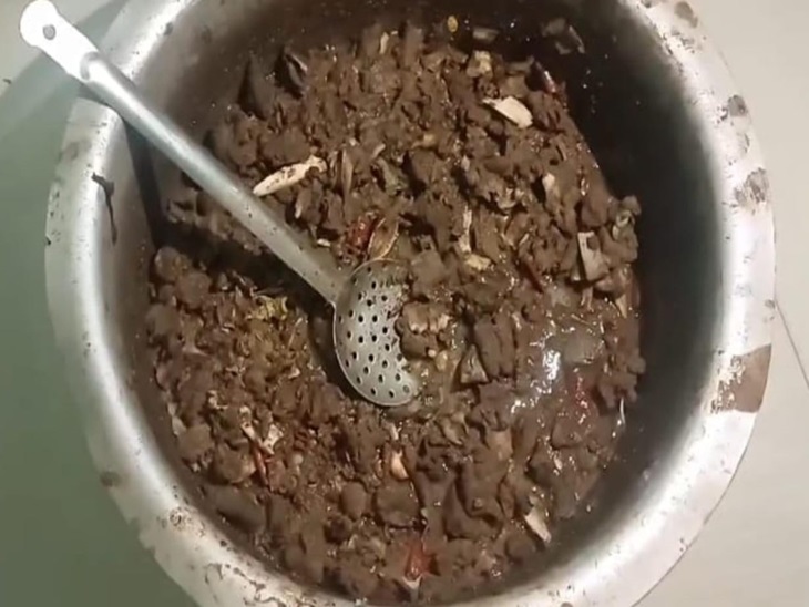 शिकारियों के पास से मांस बरामद किया गया है।