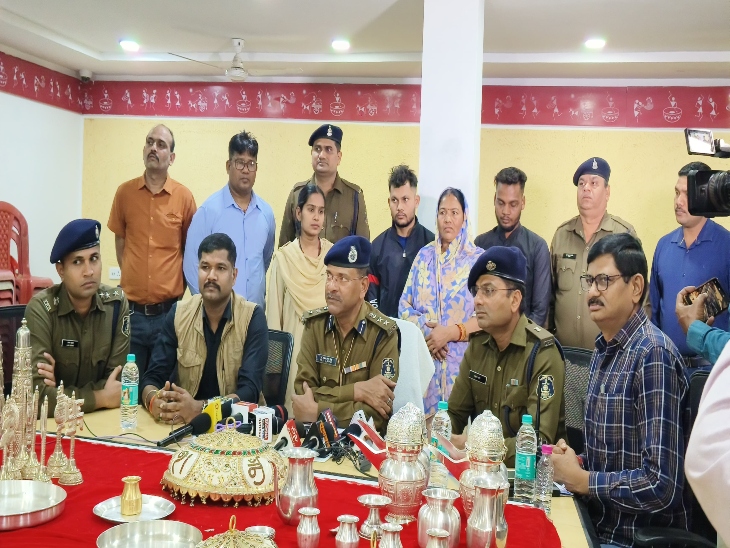 पुलिस ने आरोपियों के पास से चोरी हुए करीब 15 लाख का माल भी बरामद कर लिया है। - Dainik Bhaskar