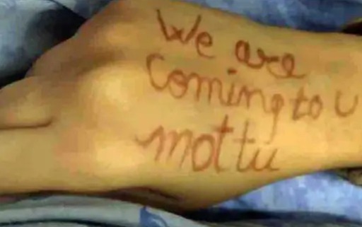 बहन पूजा ने मेहंदी से हाथ में लिखा था- तेरे पास आ रहे हैं मोटू। बहनें अपने भाई को प्यार से मोटू कहती थीं।