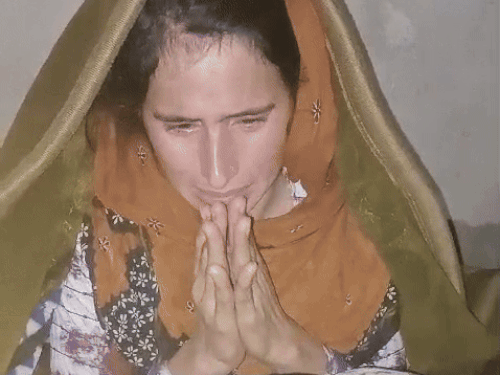 बच्ची चेतना की मां धोली देवी हादसे के बाद से ही लगातार रो रही हैं। दैनिक भास्कर की टीम जब उनसे बात करने पहुंची तो उन्होंने हाथ जोड़ कर सीएम भजनलाल शर्मा से मार्मिक अपील की। वो बस बार-बार यही कहती रहीं कि सीएम भजनलाल जी मेरी बेटी को बचा लो।