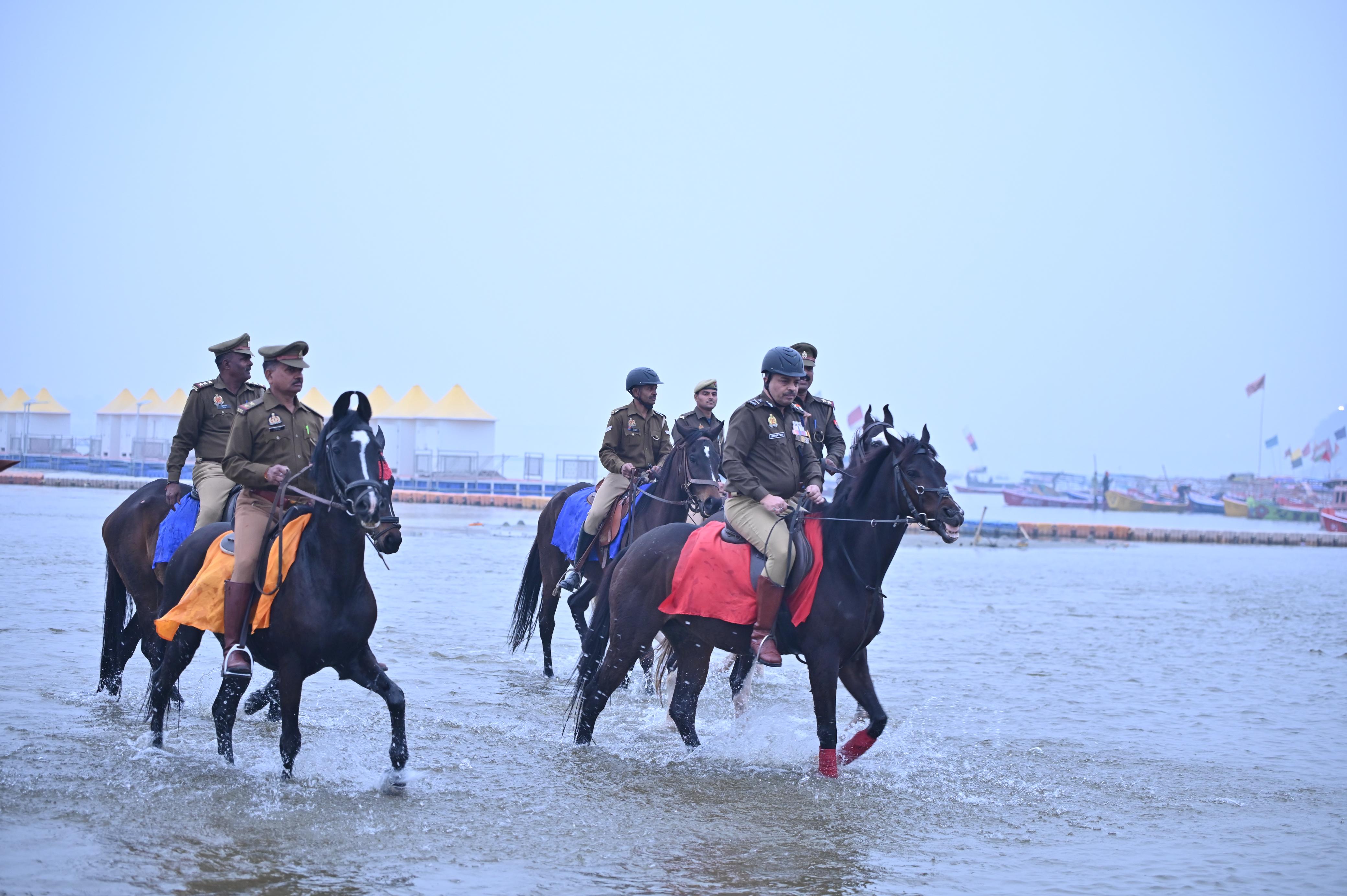आज संगम नोज पर जल पुलिस की तैयारियां देखेंगे अमिताभ यश।