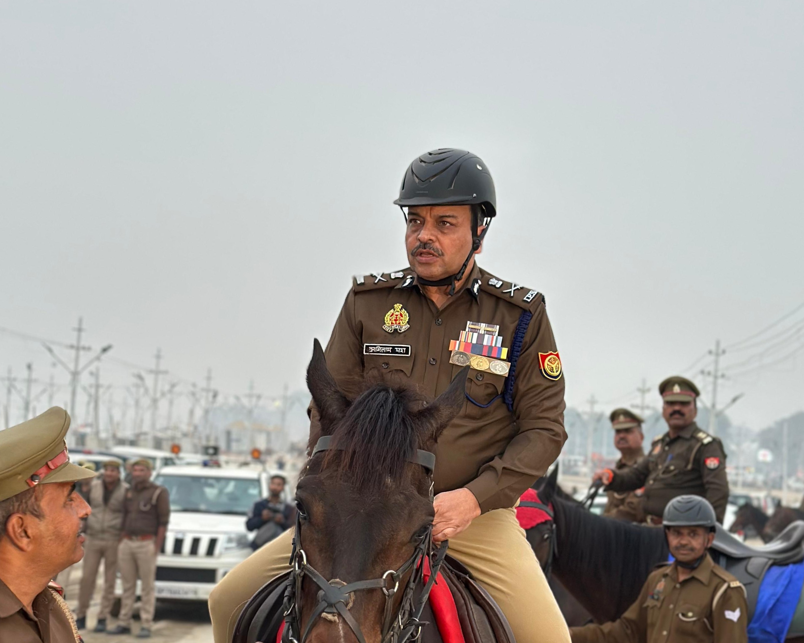 महाकुंभ में लगे पुलिस अधिकारियों के साथ संगम नोज का जायजा लेते अमिताभ यश।