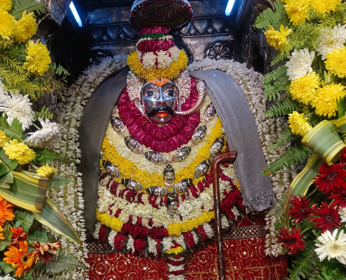 बाबा काल भैरव का हुआ है अद्भुत श्रृंगार।