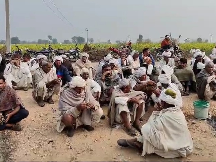 किसानों ने विद्युत तारों पर रस्सी डालकर सपोटरा क्षेत्र की विद्युत सप्लाई को बाधित कर दिया और 33 केवी जीएसएस लूलोज के सामने बैठकर धरना प्रदर्शन किया। - Dainik Bhaskar