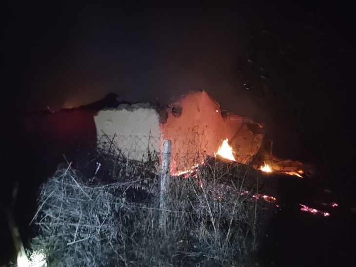 आग की लपटों से घिरा घर - Dainik Bhaskar