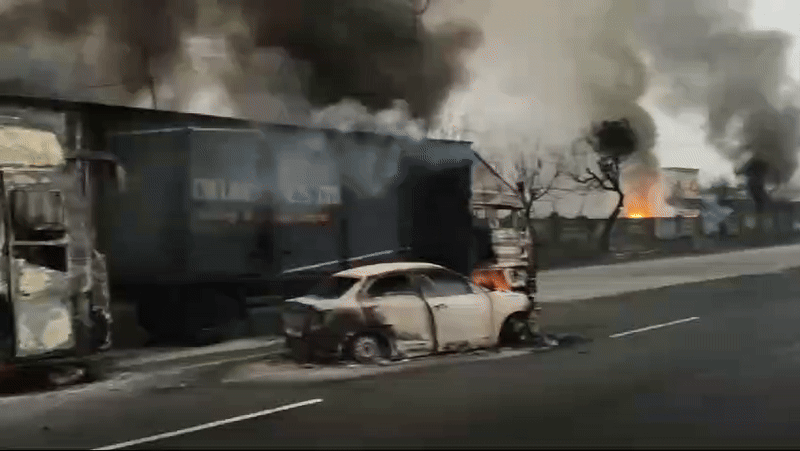 उदयपुर से लेकसिटी ट्रेवल की ये बस 19 दिसंबर की रात 9 बजे रवाना हुई थी।