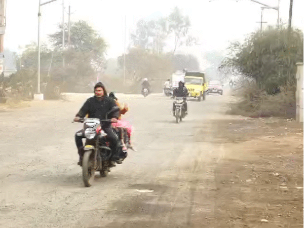 अभी सड़क की हालत ठीक नहीं है। इस कारण राहगीर काफी परेशान होते हैं।