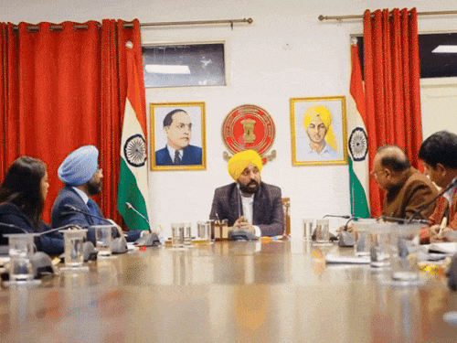 सीएम पंजाब भगवंत मान मीटिंग करते हुए।