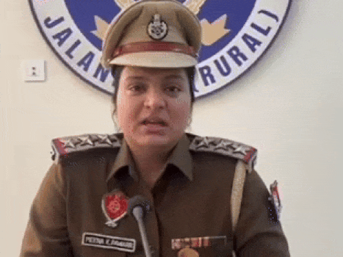 जालंधर देहात पुलिस की महिला इंस्पेक्टर मामले की जानकारी देती हुई।