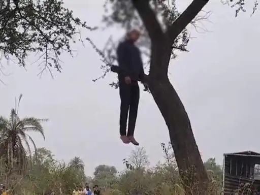 लालबाग थाना इलाके के रामपुर रोड से 1 किलोमीटर अंदर पेड़ पर आरक्षक की फांसी पर लटकती लाश मिली थी।